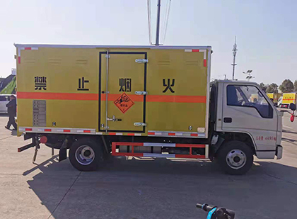 定日爆破器材运输车工人安全操作规范与智能技术保障